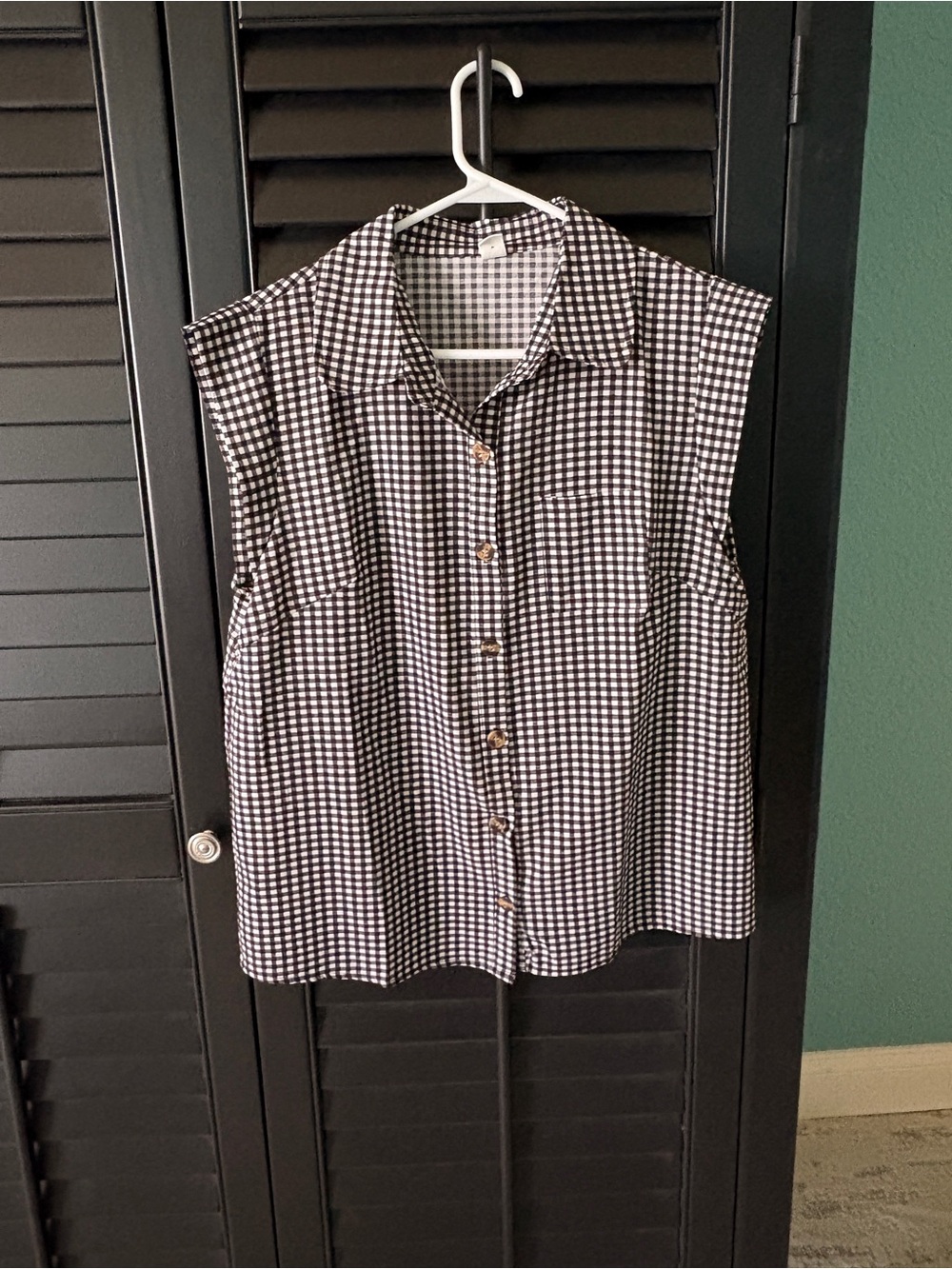 Black & White Gingham women’s Button-Up Shirt - with cap sleeves